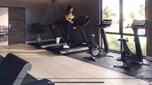 Een moderne sportschool met loopbanden en een elliptische machine.