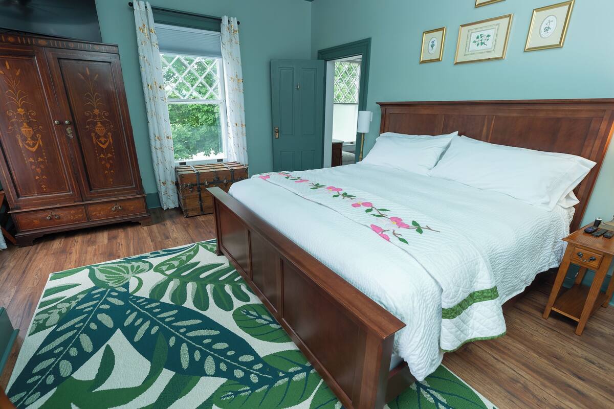 Room, 1 King Bed, Non Smoking | Free WiFi