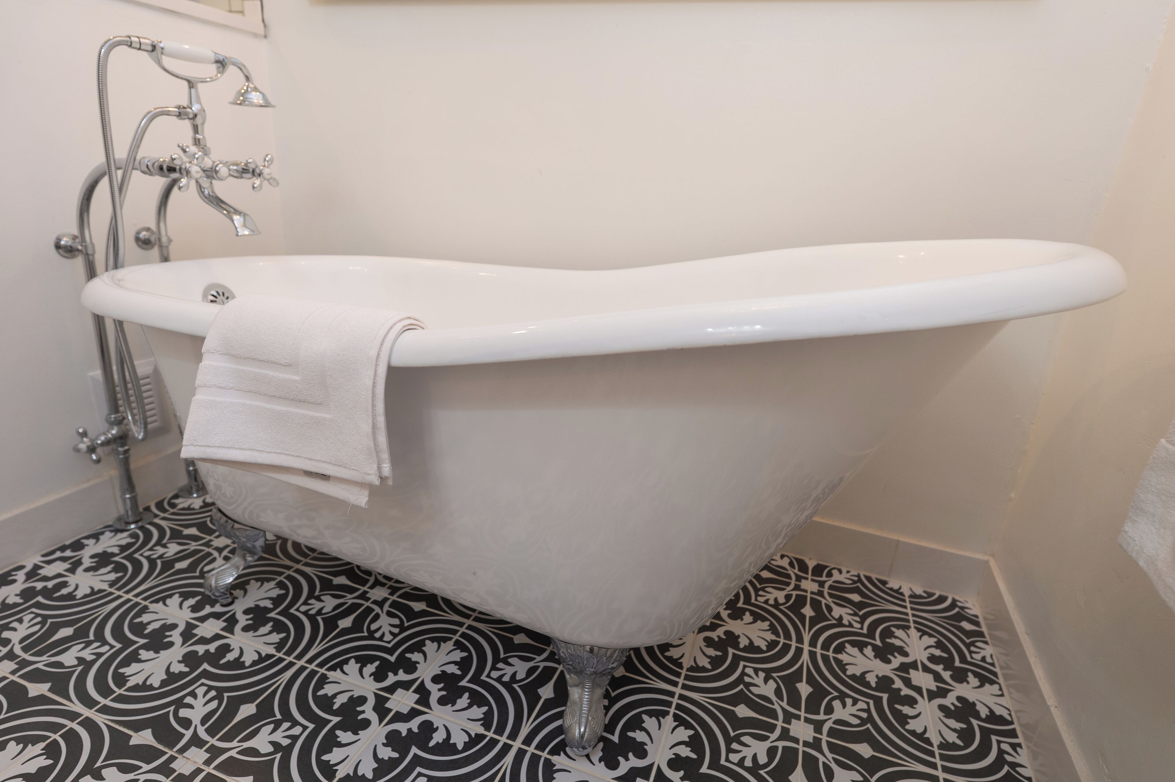 Room, 1 King Bed, Non Smoking | Bathroom | Free toiletries, hair dryer, towels, toilet paper