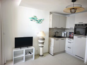 Wasserkocher mit Kaffee-/Teezubehör, Kühlschrank, Ofen