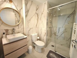 Shower, hair dryer, towels - Studio with sea view and pool, ideally located (Ajaccio)