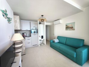 TV - Studio with sea view and pool, ideally located (Ajaccio)