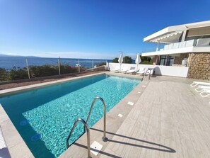 Pool - Studio with sea view and pool, ideally located (Ajaccio)