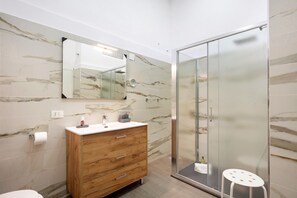 Shower, hair dryer, towels - Antica Dimora Deluxe 2 with Balcony, Wi-Fi and Air Conditioning (Napoli)
