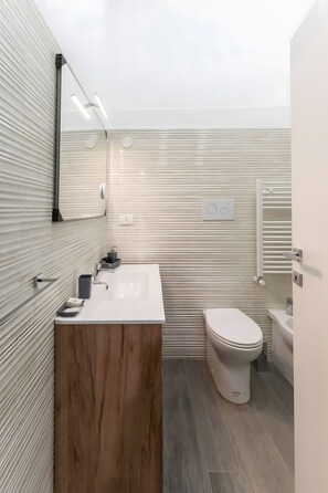 Dusche, Haartrockner, Handtücher