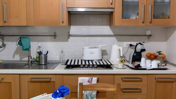 Kühlschrank, Herdplatte, Wasserkocher mit Kaffee-/Teezubehör