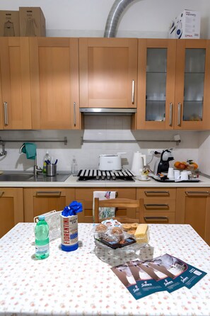 Kühlschrank, Herdplatte, Wasserkocher mit Kaffee-/Teezubehör