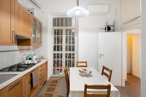 ثلاجة، موقد طهي مسطح، ماكينة لصنع القهوة/الشاي، غلّاية كهربائية