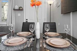 Dining - 3 Min to Downtown | 7 to Duke | Washer + Dryer (Durham)