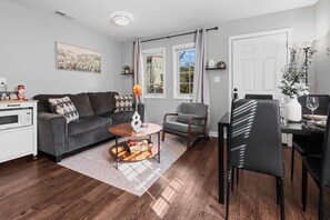TV, offices - 3 Min to Downtown | 7 to Duke | Washer + Dryer (Durham)