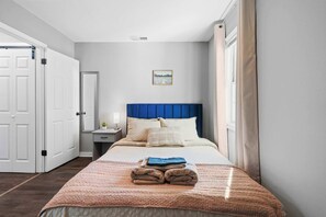 1 bedroom, desk, iron/ironing board, WiFi - 3 Min to Downtown | 7 to Duke | Washer + Dryer (Durham)