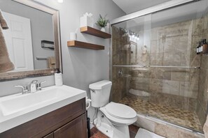 Shower, hair dryer, towels - 3 Min to Downtown | 7 to Duke | Washer + Dryer (Durham)