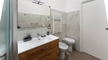 Dusche, Haartrockner, Handtücher