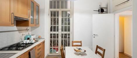 Réfrigérateur, plaque de cuisson, cafetière/bouilloire