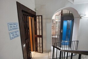 Interior - Apartment 'Antica Dimora Deluxe' with Balcony, Wi-Fi and Air Conditioning (Napoli)