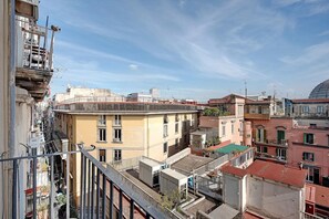 A multi-story urban building with balconies, a visible rooftop, and a clear sky. - Apartment 'Antica Dimora Deluxe' with Balcony, Wi-Fi, and Air Conditioning (Napoli)