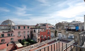 A cityscape with buildings of various architectural styles, including a dome structure and multiple balconies. - Apartment 'Antica Dimora Deluxe' with Balcony, Wi-Fi and Air Conditioning (Napoli)