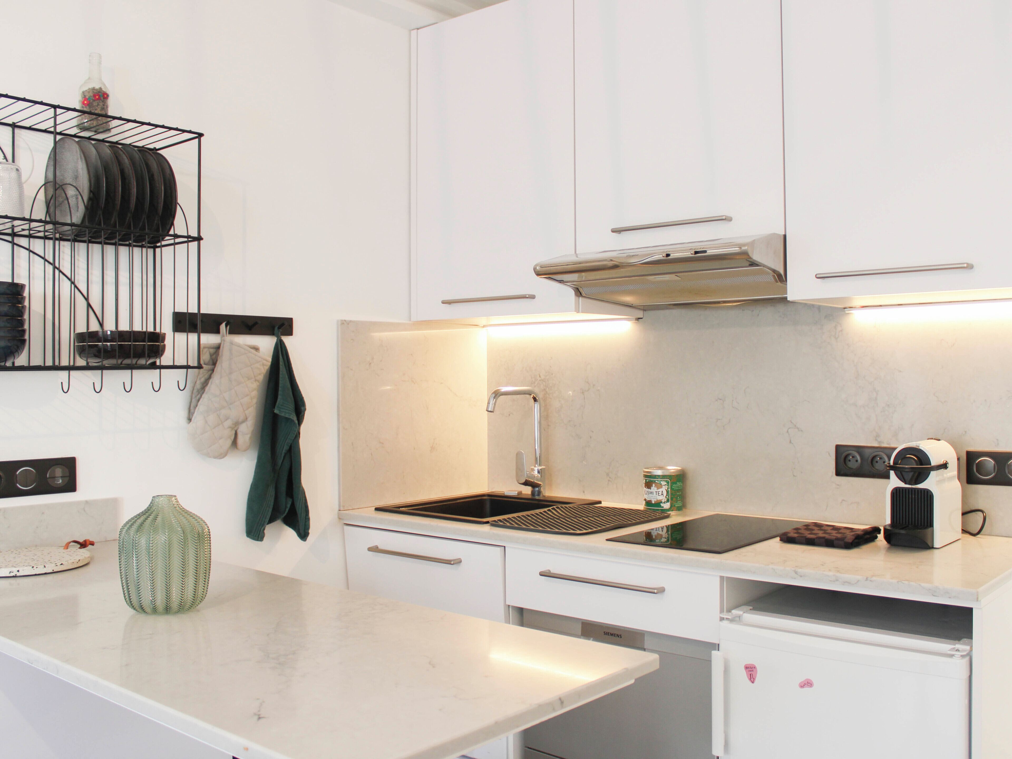 Réfrigérateur, micro-ondes, lave-vaisselle, cafetière/bouilloire