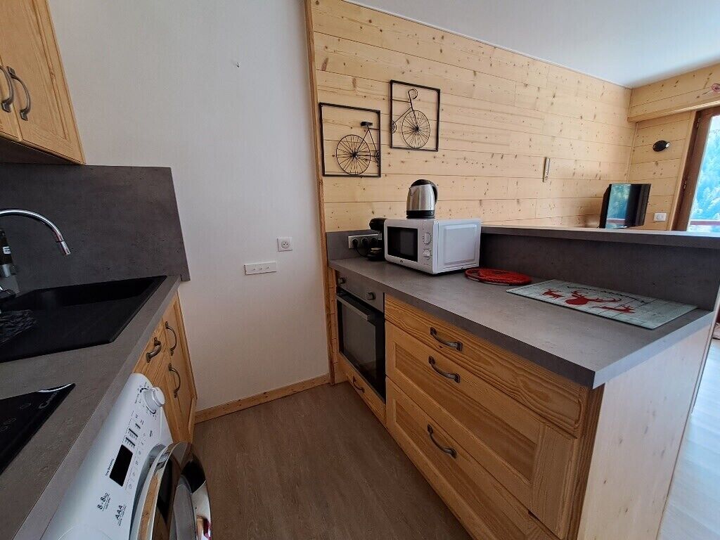 Fridge, microwave, oven, coffee/tea maker