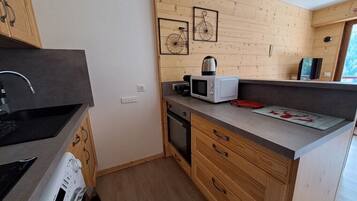 Fridge, microwave, oven, coffee/tea maker