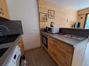 Een koelkast, een magnetron, een oven, een koffiezetapparaat/waterkoker