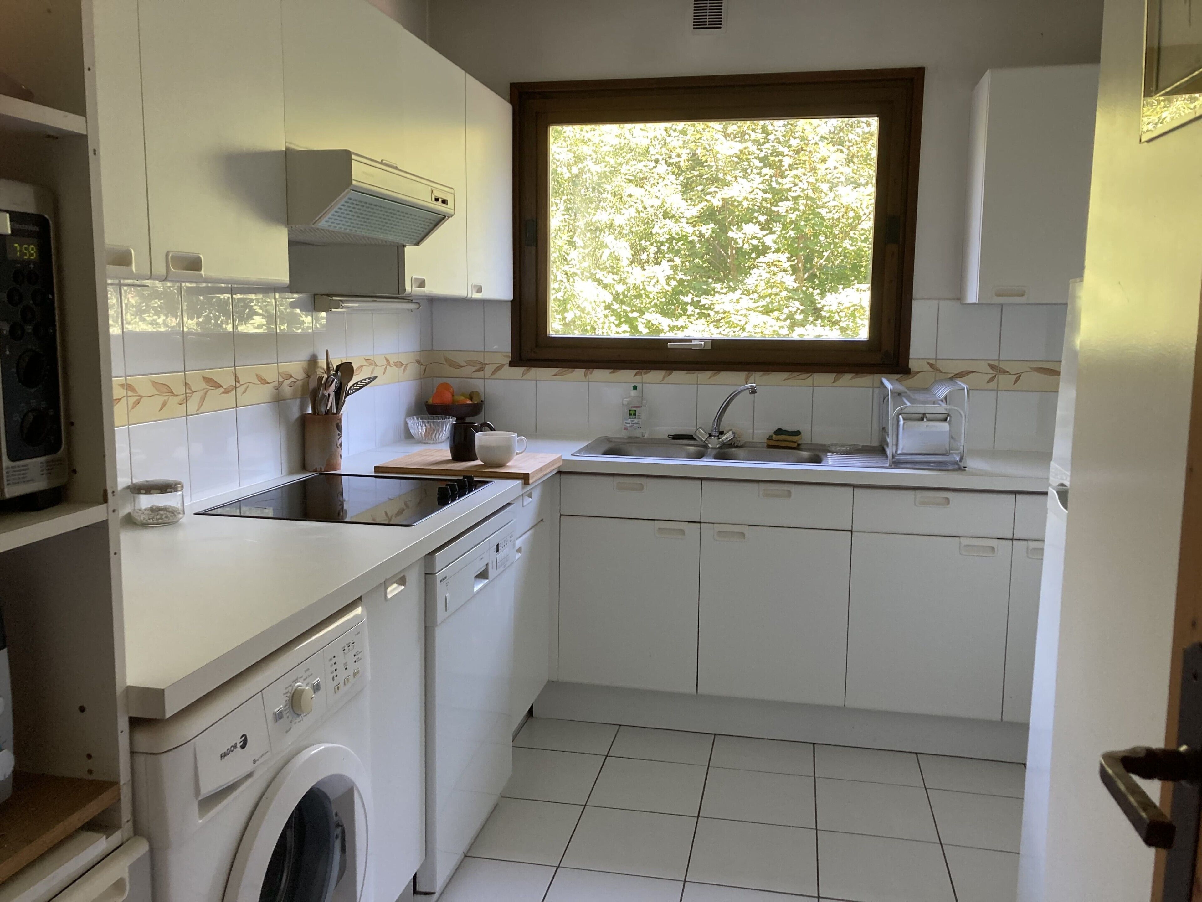 Coffee/tea maker, fridge, microwave, oven