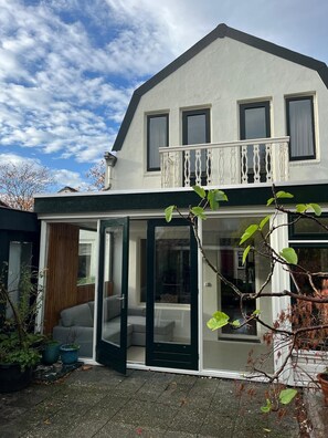 Exterior detail - Charming downtown townhouse with roof terrace and stained glass windows (Gouda)
