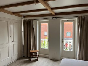 1 dormitori, planxa i posts de planxar i wifi