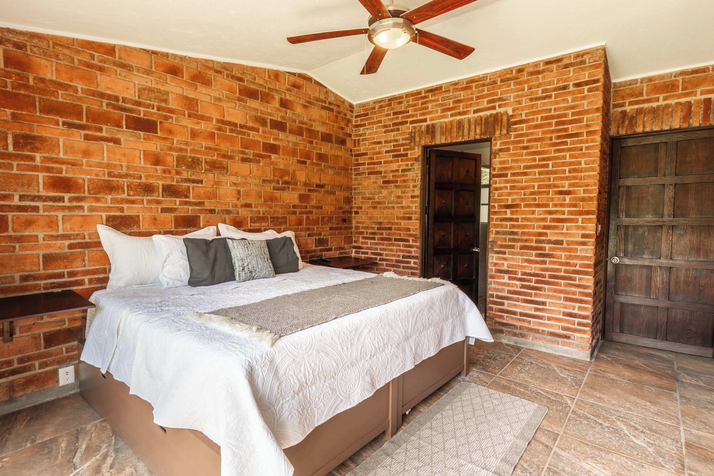 6 slaapkamers, een bureau, een strijkplank/strijkijzer, wifi