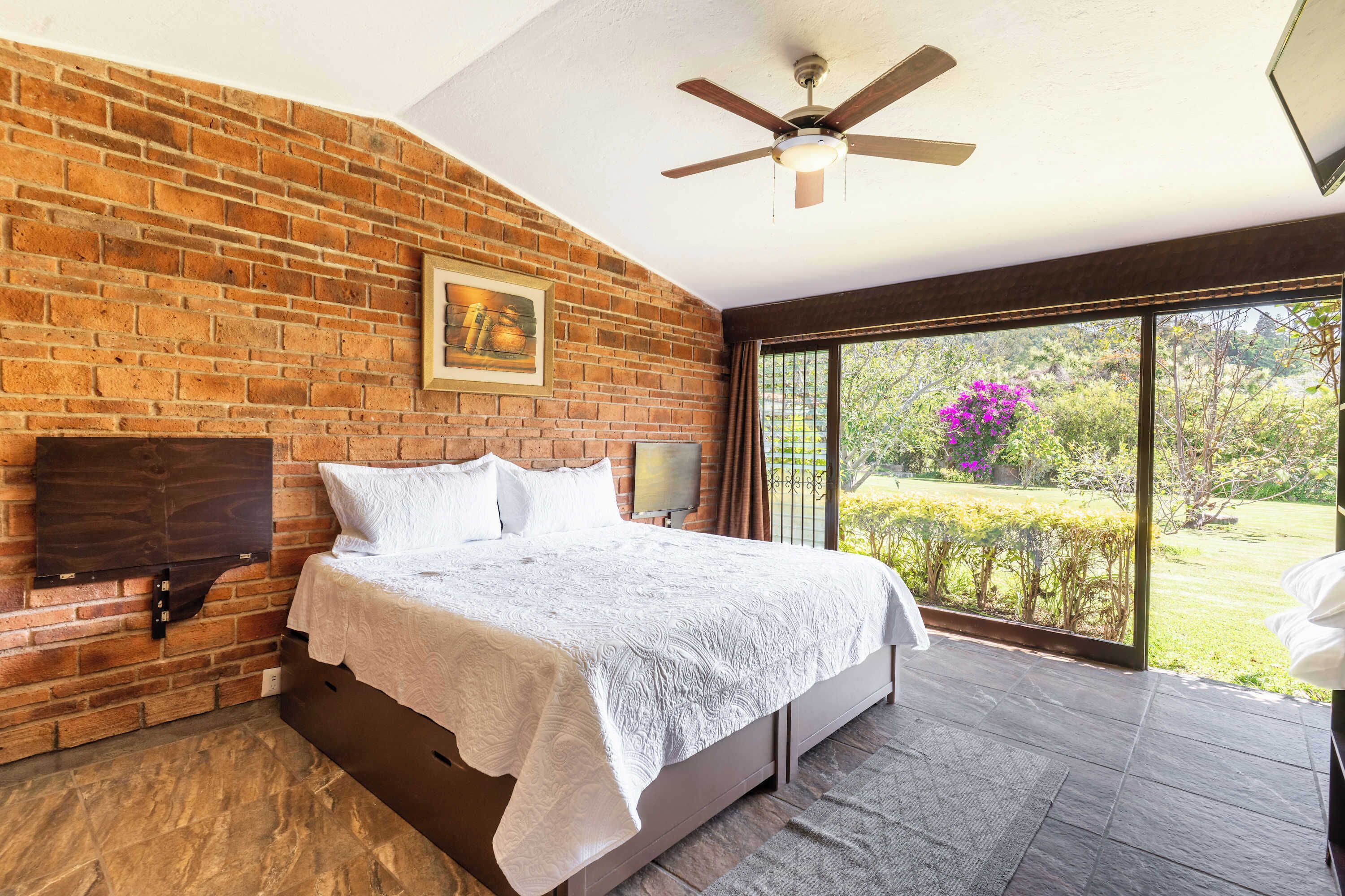 3 Schlafzimmer, Schreibtisch, Bügeleisen/Bügelbrett, WLAN