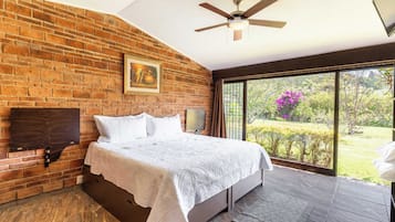 3 Schlafzimmer, Schreibtisch, Bügeleisen/Bügelbrett, WLAN