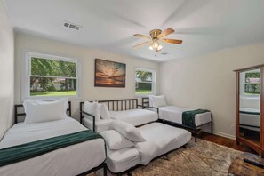 Iron/ironing board, WiFi, bed sheets