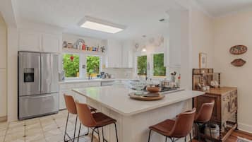 Jääkaappi, uuni, liesi, astianpesukone