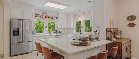 Kjøleskap, ovn, kokeplater og oppvaskmaskin