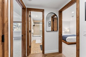 3 bedrooms, iron/ironing board, WiFi, bed sheets - Vail Village w/Amenities | Walk to Slopes & Dining (Vail)