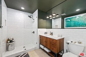 Suihku, hiustenkuivaaja, pyyhkeet, vessapaperi