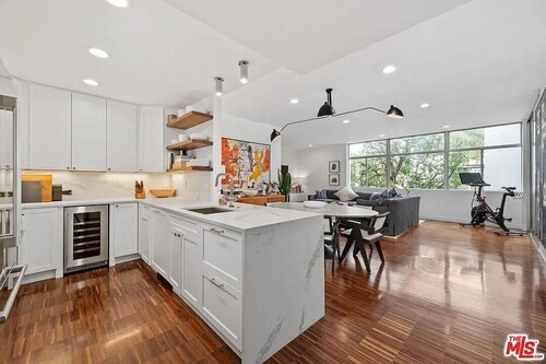 Sunlit Retreat at the Base of the Hollywood Hills - Walk to Runyon & Sunset