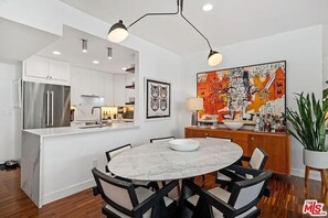 Dining - Sunlit Retreat at the Base of the Hollywood Hills - Walk to Runyon & Sunset (Los Angeles)
