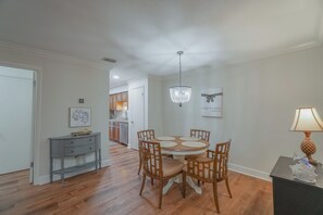 Dining - Stylish 2BR Condo w/ Pool, Fitness Center, Walk to Shops & Dining (St. Simons Island)