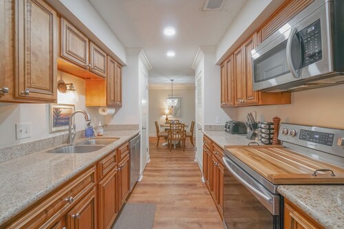 Stylish 2BR Condo w/ Pool, Fitness Center, Walk to Shops & Dining