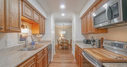 Stylish 2BR Condo w/ Pool, Fitness Center, Walk to Shops & Dining