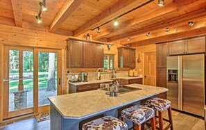 Fridge, microwave, oven, stovetop - The Sasquatch Lodge, Appalachian Style Log Retreat (Kittitas County)