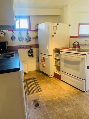 Kylskåp, mikrovågsugn, ugn och spishäll