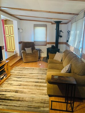 Tv, dvd-spelare, böcker och en stereo