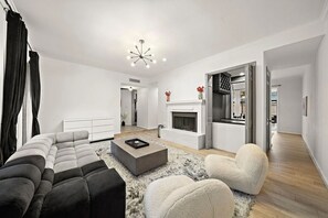 Televisión y chimenea 