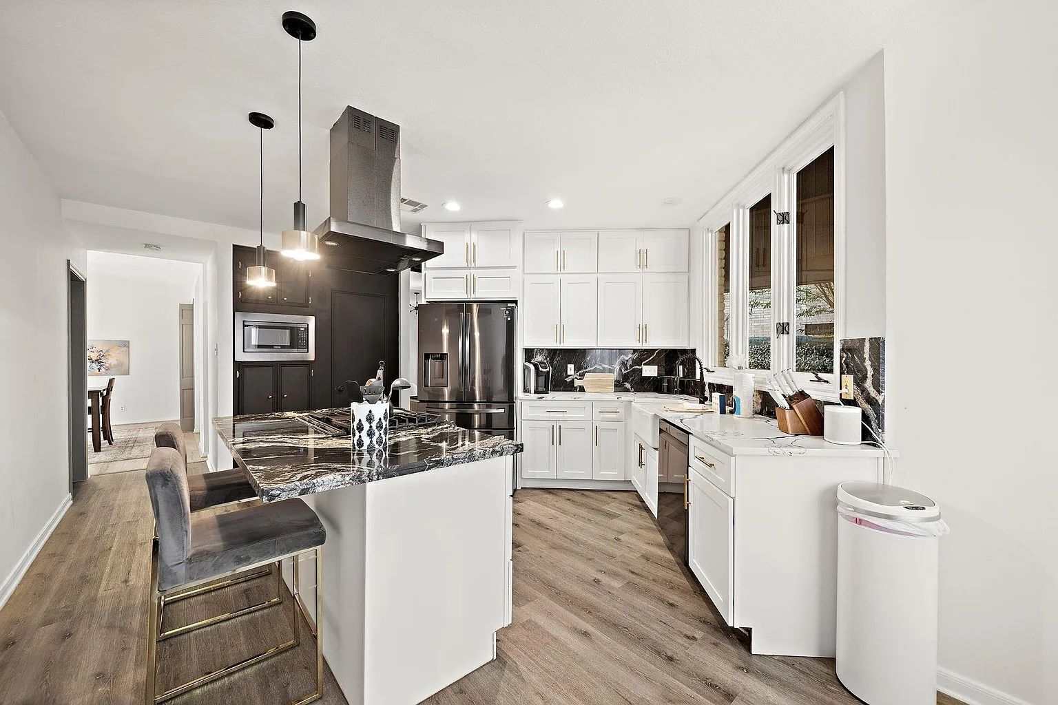 Een koelkast, een magnetron, een oven, een kookplaat