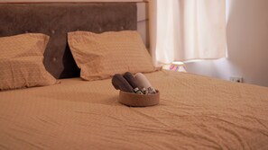 2 عدّة غرف نوم وخدمة الإنترنت وملاءات أسرّة