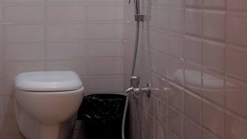 Chuveiro, bidê, toalhas de banho, sabonete