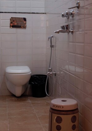 Chuveiro, bidê, toalhas de banho, sabonete