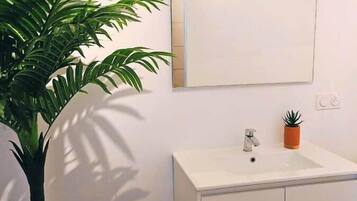 Suihku, hiustenkuivaaja, pyyhkeet